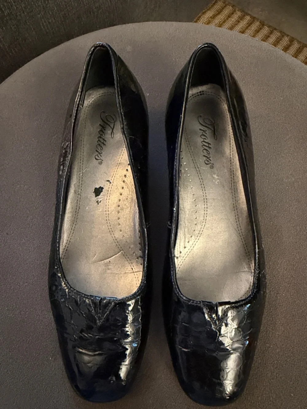 Trotters Doris Black Crocodile Embossed Patent Leather Womens 7M Low Block Heel
